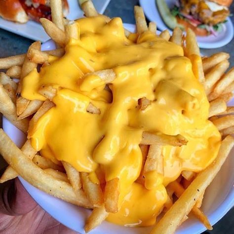 Cheesy Fries, Salty Foods, Food Therapy, Cheesy Recipes, Cheese Fries, Yummy Comfort Food, Unhealthy Food, Food Obsession, Interesting Food Recipes