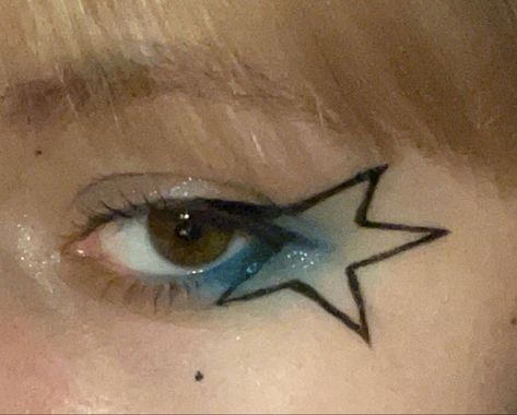 Yves Tumor Concert Outfit, Eye Star Makeup, Star Makeup Look Eyeliner, Stars Eye Makeup, Stargirl Makeup, Star Eye Makeup, Star Liner, Star Eyeliner, Moon Makeup