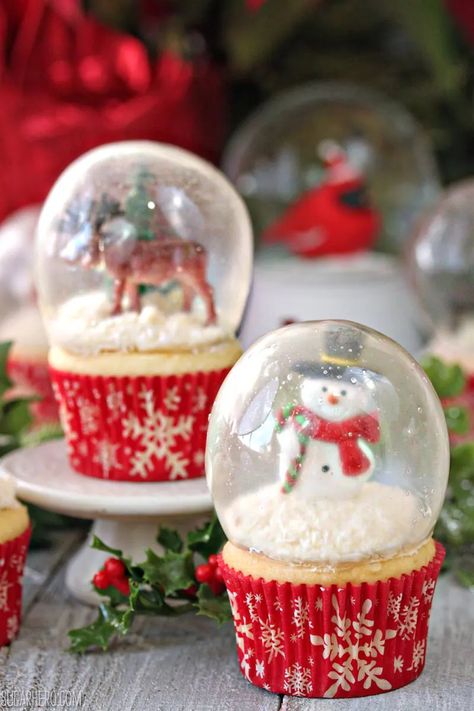 Snow Globe Cupcakes with Gelatin Bubbles - SugarHero Globe Cupcakes, Easy Snow Globes, Snow Globe Cupcakes, Gelatin Bubbles, Christmas Snow Globes Diy, Globe Cake, Edible Holiday Gifts, Mousse Au Chocolat Torte, Christmas Cupcakes Recipes