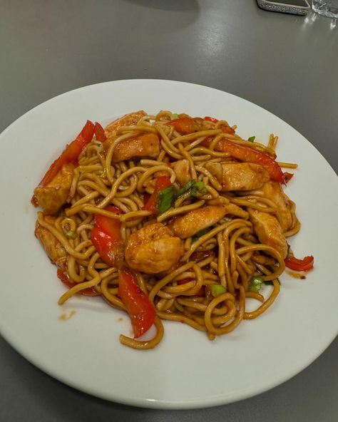 A plate of Sweet Chilli Chicken Noodles is just what you need after a heavy workout, get them carbs in 💪 Calories: 485 Protein: 55 Carbohydrates: 63 Fat: 3 Solid macros and absolutely heavenly flavours. Chilli Chicken Noodles, Sweet Chilli Chicken, Chicken Noodles, Chilli Chicken, Sweet Chilli, Chicken Noodle, Noodles, Chicken, Quick Saves