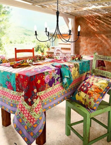 Placemat Ideas, Patchwork Kitchen, Patchwork Tablecloth, Granny Chic Decor, Diy Tablecloth, Bohemian Dining Room, Patchwork Inspiration, Unusual Homes, Patch Quilt