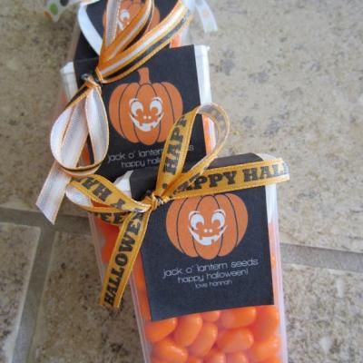 Orange tic-tacs, and a sticker that says pumpkin seeds. Give out to trick-or-treaters or for a halloween gift. Pumpkin Poop, Halloween Handout, Halloween School Treats, Treats Halloween, Hallowen Ideas, Halloween Idea, Classroom Treats, Halloween Treat, Theme Halloween