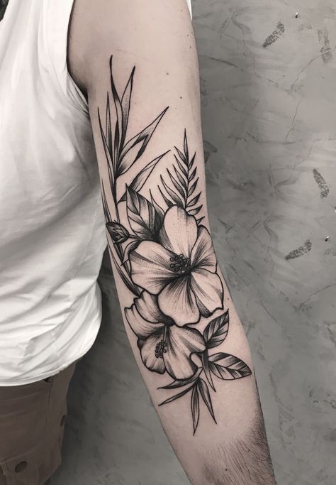 O fenômeno das tatuagens florais em blackwork e fineline - Blog Tattoo2me Tropisches Tattoo, Tropical Tattoo, Mandala Tattoo Sleeve, Hibiscus Tattoo, Hawaiian Tattoo, Floral Tattoo Sleeve, Botanical Tattoo, Tattoo Feminina, Sleeve Tattoos For Women