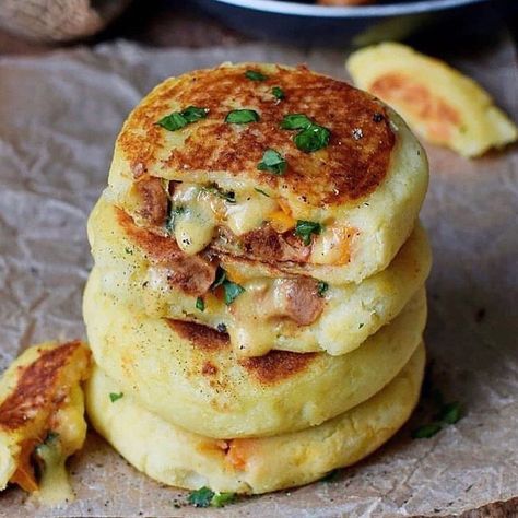 Vegan Recipe Lab’s Instagram profile post: “Crispy Stuffed Potato Cakes by @elavegan . Recipe: Dough⠀⠀ 1 kg of potatoes⠀⠀ 80 g white rice flour (1/2 cup)⠀⠀ 40 g cornstarch or tapioca…” Stuffed Potato Cakes, Stuffed Potato, Italian Spices, Leftover Mashed Potatoes, Potato Cakes, Potato Pancakes, Cooking Instructions, Vegan Dinner Recipes, Vegan Cheese