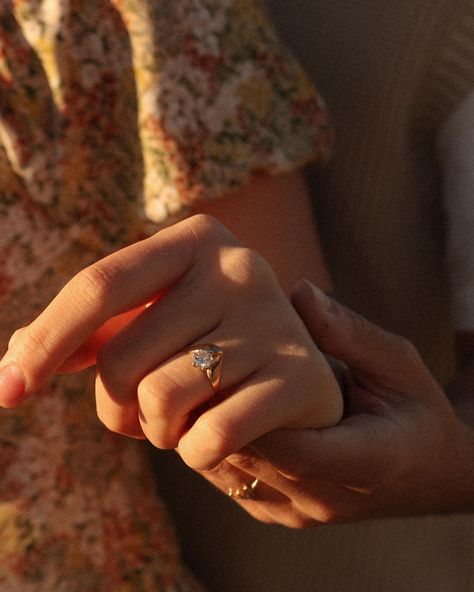 Wlw Engagement, Wlw Wedding, Engagement Ring Photos, Girlfriend Goals, Best Engagement Rings, Pretty Wedding, Engagement Photoshoot, Engagement Shoots, Engagement Photos