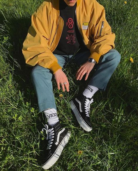 Male Punk Outfits Aesthetic, 90s Men Outfits, Estilo Vans, Outfit Streetwear, Streetwear Inspiration, Yellow Outfit, Indie Outfits, Mens Fashion Streetwear, Mens Outfit Inspiration