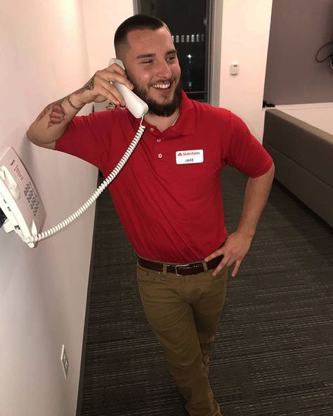 check out this dudes Jake from State Farm Halloween costume lol Halloween Costumes For College, Easy Costume, College Guys, Hallowen Costume, Diy Kostüm, College Halloween, Last Minute Halloween Costumes, Easy Costumes, Halloween Costumes College