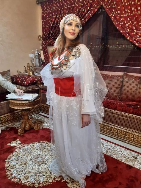 Riffian woman in her traditional costume Moroccan Clothing, Queen Aesthetic, Moroccan Dress, Woven Belt, Traditional Costume, Berber Women, African Clothing, Lace Fabric, Traditional Outfits