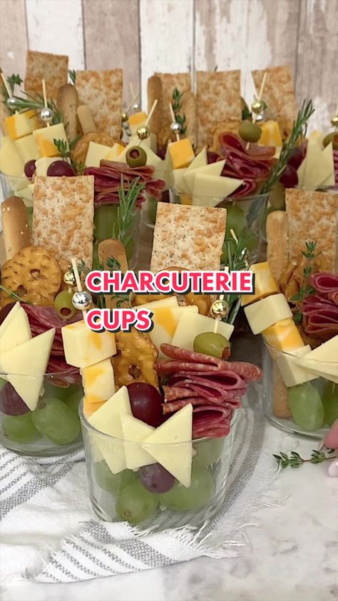 Charcuterie Cups, Charcuterie Appetizers, Wedding Appetizers, Party Food Buffet, Charcuterie Inspiration, Finger Foods Easy, Party Food Platters, Charcuterie And Cheese Board, Charcuterie Recipes