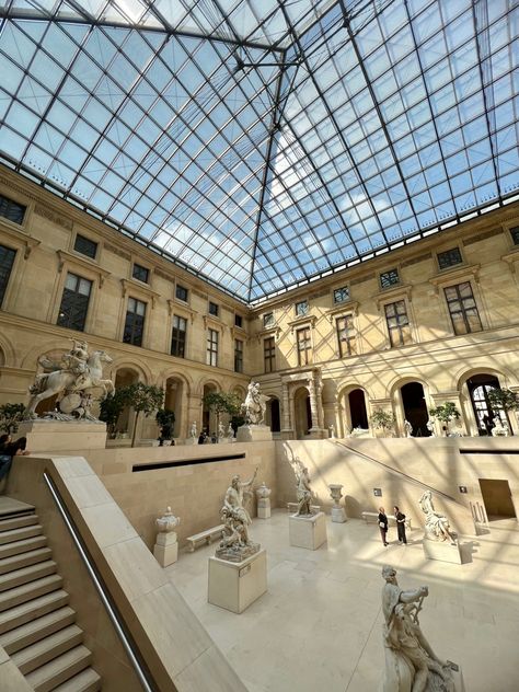 Louvre Museum Inside, Aesthetic Art Vintage, European Museum, Paris Life, Paris Louvre, Le Louvre, Paris Architecture, Parisian Vibes, Parisian Life