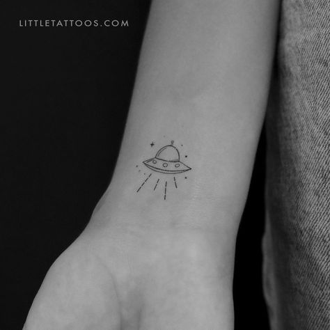 Set of three minimalist unidentified flying object (UFO) temporary tattoos. Size: 1 in / 2.4 cm (height) Small Ufo Tattoo, Minimalist Space Tattoo, Ufo Tattoo Simple, Alien Spaceship Tattoo, Flying Saucer Tattoo, Jesse Tattoo, Sara Tattoo, Spaceship Tattoo, Men's Tattoo