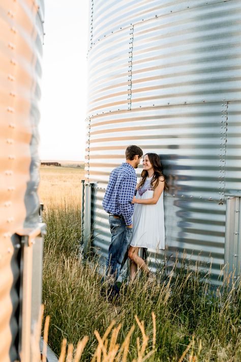 Country Couple Photoshoot, Farm Family Pictures, Farm Engagement Photos, Rustic Engagement Photos, Country Couple Pictures, Country Engagement Pictures, Couple Photoshoot Ideas, Country Couple, Western Engagement