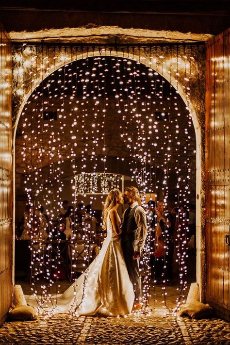 Night wedding ceremony aisle and backdrop ideas. Night Wedding Ceremony, Fairy Light Curtain, Fairy Lights Garden, Fairy Lights Wedding, Light Backdrop, Wedding Themes Winter, Shotting Photo, Wedding Night, Wedding Lights