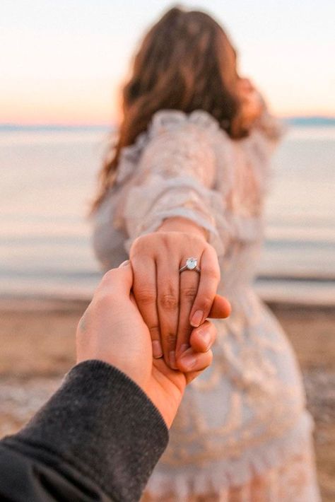 18 Ideas Of Engagement Photo Poses For Couples | Glaminati.com Pre Wedding Photoshoot Beach, Couples Beach Photography, Beach Poses For Couples, Couple Beach Photos, Scrub Corpo, Engagement Photography Poses, Wedding Photoshoot Props, Couple Engagement Pictures, Pre Wedding Photoshoot Outdoor