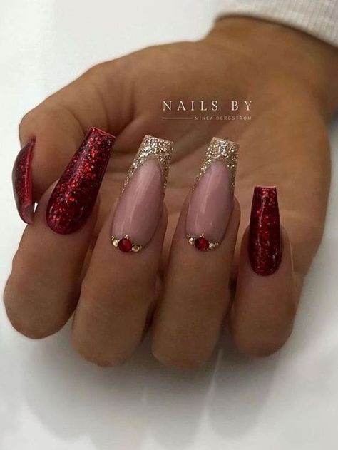 Cute Winter Nails, Burgundy Nail Designs, Nail Art Noel, Red And Gold Nails, Festive Nail Designs, Gold Acrylic Nails, Gold Nail Polish, Gold Nail Designs, Red Christmas Nails