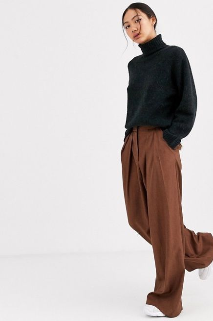 Here's What To Wear With Brown Pants In 21 Chic Outfits | I AM & CO® Brown Trouser Pants Outfit, Brown Trousers Outfit Women, Brown Trousers Outfit, How To Style Brown Pants, Pleated Pants Outfit, Outfit Ideas Brown, Black Shoes Outfit, Brown Pants Outfit, Winter Mode Outfits