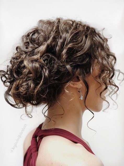 Permed Updo Hairstyles, Short Curly Hair Bridesmaid Styles, Naturally Curly Hair Wedding, Short Curly Wedding Hair, Curly Hair Easy Updo, Classic Updo Hairstyles, Naturally Curly Hair Updo, Curly Hair Designs, Curly Hair Up