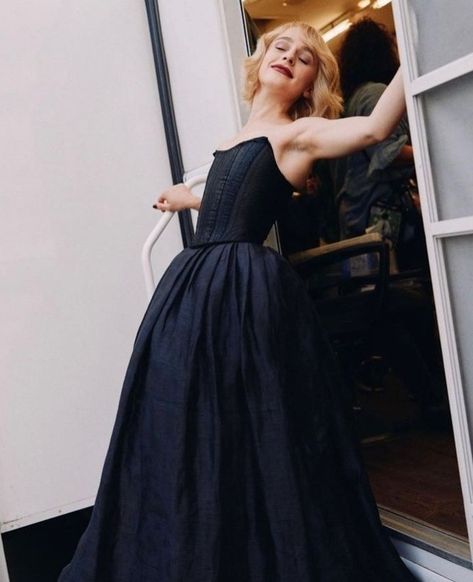 Evil Outfits, Sophia Anne Caruso, Football Poses, School For Good And Evil, Rustic Chic Wedding, Good And Evil, Black Gown, Charlize Theron, Cosplay Dress