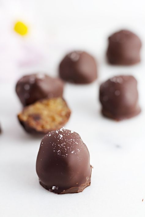 Caramel Balls, Healthy Salted Caramel, Salted Caramel Truffles, Elegant Cake Pops, Healthier Dessert Options, Jar Of Lemons, Sweet Truffles, Gingerbread Fudge, Caramel Truffles