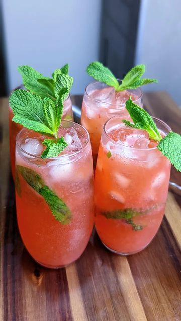 Strawberry Mojito Mocktail, Jelly Drink, Lychee Jelly, Mojito Mocktail, Virgin Mojito, Strawberry Mojito, Food Homemade, Halal Recipes, Fresh Mint Leaves