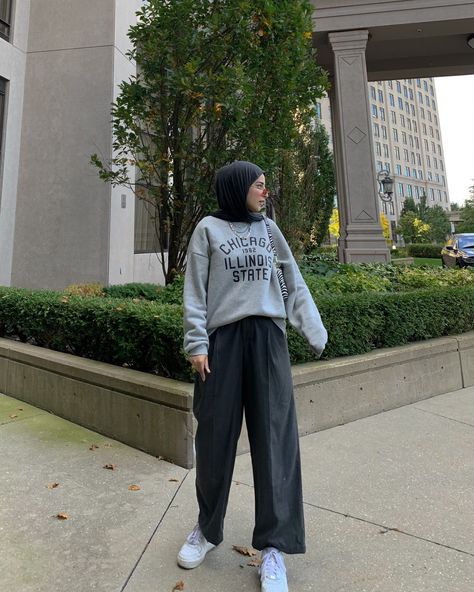 Sweatshirt Outfit Ideas Hijab, Grey Ootd Hijab, Gray Hijab Outfit, Grey Sweatshirt Outfit Aesthetic, Grey Outfit Korean, Grey Outfit Hijab, Sweatshirt Outfit Hijab, Grey Hijab Outfit, Hijab Aesthetic Outfit