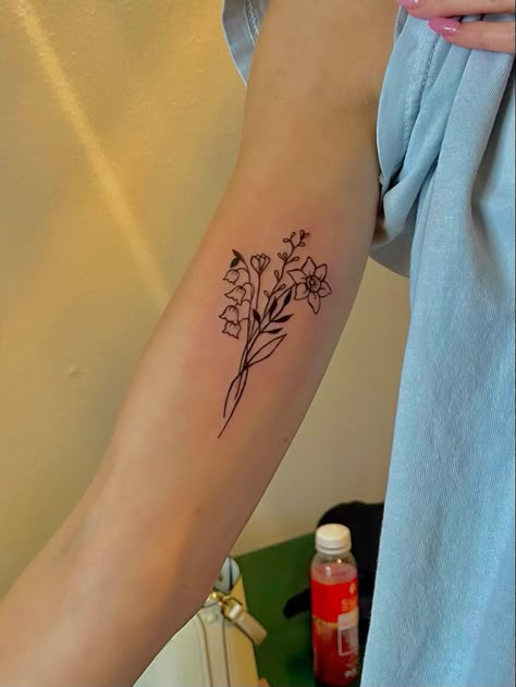 Lily Of The Valley And Lotus Tattoo, Lilly And Daffodil Tattoo, Rose Daffodil Aster Tattoo, Daffodil Name Tattoo, Daffodil Bunch Tattoo, May And December Flower Tattoo, Tattoo Ideas Daffodil, White Tulips Tattoo, Daffodil Tattoo Bouquet