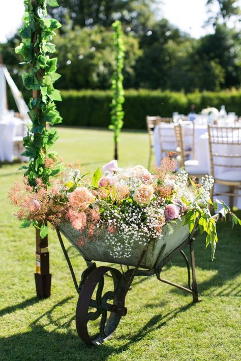 Wedding Garden Decorations, Aesthetic Wedding Decor, Marquee Wedding Decoration, Wedding Garden Decoration, Back Garden Wedding, Garden Decor Wedding, English Country Weddings, Diy Outdoor Weddings, Country House Wedding