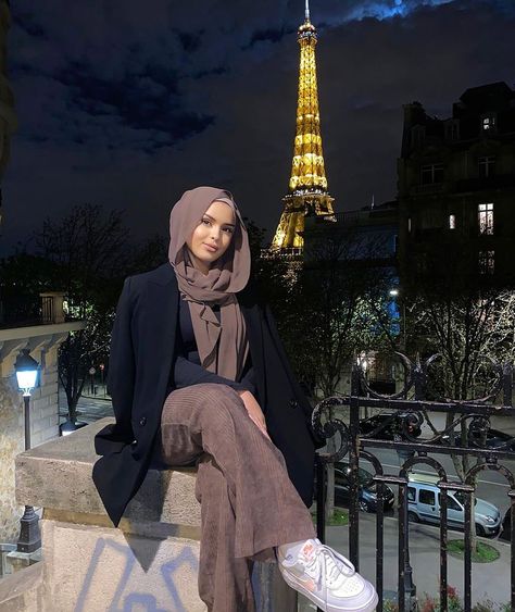 Paris Hijab Outfit, Baddie Hijabi Outfits, Modest Lookbook, Fashion Hijab Style, Paris Pics, Modest Winter Outfits, Estilo Hijab, Hijabi Fits, Stile Hijab