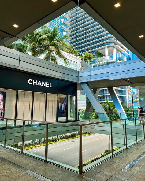 Strolling around 🛍️ . . . . #brickellcitycenter #miami #trip #shopping #shoppingmall #shoppingspree #florida #miamiheat #miamilifestyle #luxury #luxurylifestyle Miami Boutique Shops, Miami Shopping, Miami Trip, Miami Summer, Miami Heat, Shopping Spree, Boutique Shop, Cute Couple Pictures, Shopping Mall