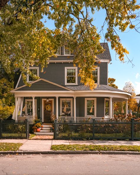 90s Victorian House, Boston House Exterior, Modern Victorian Cottage, Victorian Style Home Exterior, Victorian Brick House, Victorian Cottage Exterior, Modern Victorian Homes Exterior, Modern Victorian Exterior, Old Victorian Houses