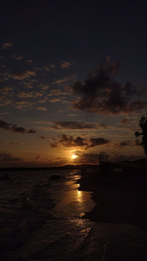 Beach At Night, Sky Pictures, Pretty Landscapes, Sunset Wallpaper, Sun Beach, Pretty Sky, Pretty Wallpaper Iphone, Summer Wallpaper, Sunset Pictures