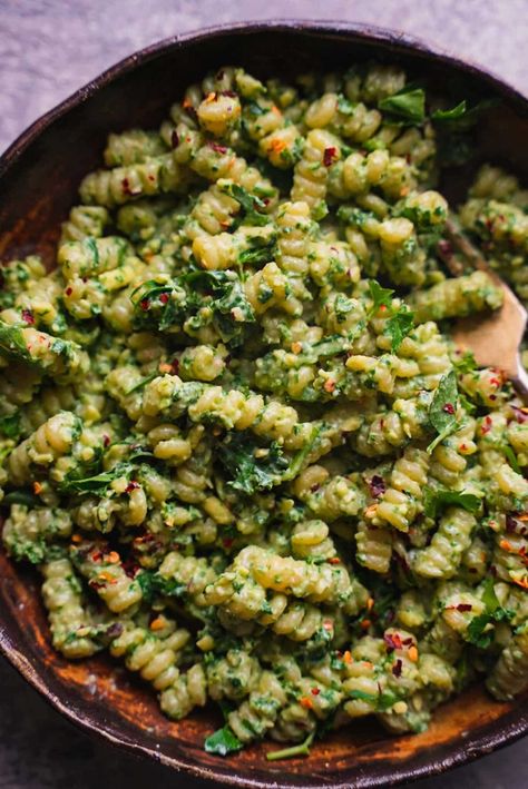 This kale pasta with lemon juice is ready in just 15 minutes, but certainly doesn't miss any flavor! Make it with simple ingredients and serve as a vegan weeknight dinner or easy lunch. Kids Vegetarian Lunch Ideas, Kale Pasta Recipe, Vegetarian Lunch Ideas, Pasta With Lemon, Sweet Potato Pasta, Veg Meals, Simple Dishes, Kale Pasta, Pasta Varieties