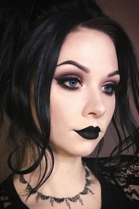 Gothic Eye Makeup, Makeup Emo, Maquillage Goth, Goth Makeup Looks, Goth Makeup Tutorial, Goth Eye Makeup, Dark Makeup Looks, Cute Eyeshadow Looks, Goth Glam