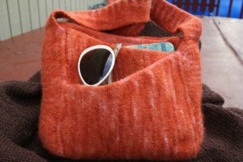 Slant Pocket Bag by Melissa Thetford Knitting Bag Pattern, Knit Purse, Knit Bag, Bag Pattern Free, Diy Bags Purses, Contest Winner, Purse Patterns, Felt Bag, Free Knitting Pattern