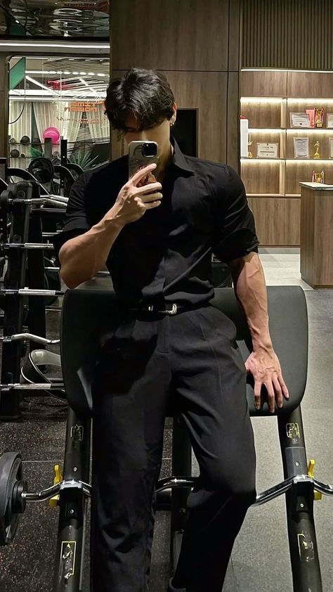 Muscular Korean Men Aesthetic, Formal Dresses For Men Aesthetic, Style For Muscular Man, Muscular Men Outfits, Korean Fashion Men Formal Style, Aesthetic Muscle Men, Muscular Man Aesthetic, Gym Guys Physique, Asian Business Man