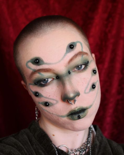 beetle inspired 🪲 • • #creativemakeup #greenmakeup #beetlemakeup Wasp Inspired Makeup, Beetle Halloween Costume, Bug Inspired Makeup, Beetle Makeup, Insect Makeup, Euphoric Makeup, Bug Makeup, Beetle Costume, Fly Costume