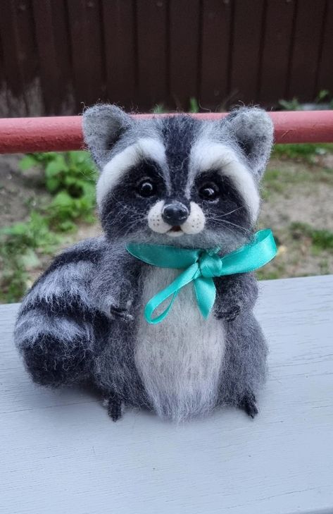 Needle Felted Raccoon Tutorial, Needle Felted Raccoon, Needle Felt Bear, Felted Raccoon, Raccoon Pattern, Dry Felting, Digital Tutorial, Wool Felt Projects, Felting Ideas