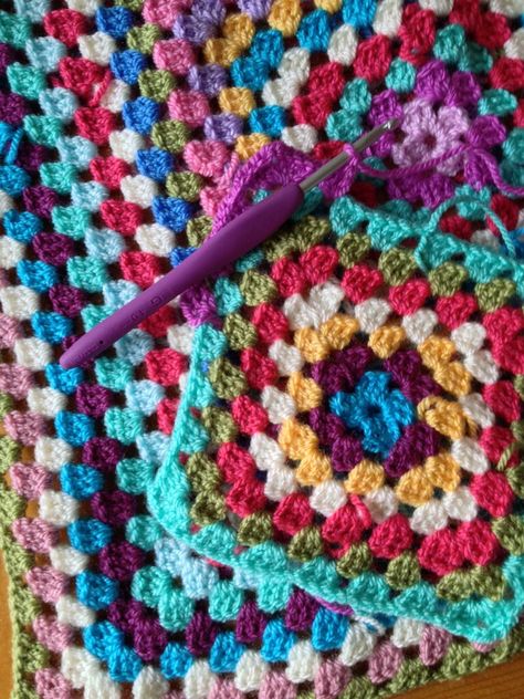 Left Handed Crochet, Granny Square Crochet Patterns Free, Hippie Crochet, Granny Square Crochet Pattern, Crochet Instructions, Basic Crochet Stitches, Crochet Videos, Granny Squares, Easy Knitting