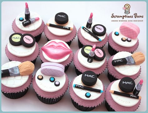 MAC MakeUp Cupcakes | Flickr: Intercambio de fotos Makeup Cupcakes, Mac Cake, Kue Fondant, Cupcakes Design, Cake Piping, Make Up Cake, Cupcakes Decorados, Cupcake Designs, Fondant Cupcakes