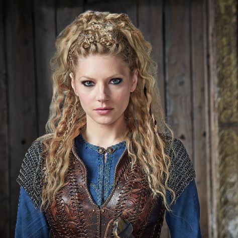 Vikings Is Coming Back For Season 4 Vikings Hair, Katheryn Winnick Vikings, Lagertha Lothbrok, Lagertha Hair, Vikings Lagertha, Thor Mjolnir, Costume Viking, Viking Shop, Viking Braids