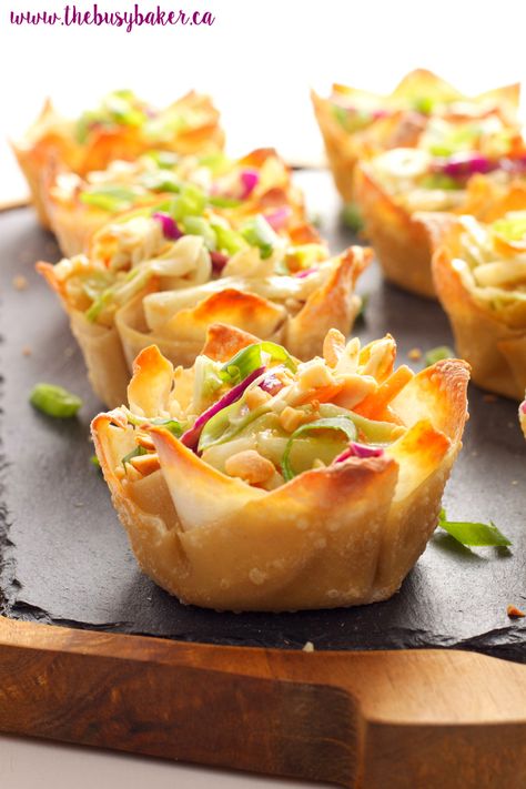 Thai Peanut Salad Wonton Cups www.thebusybaker.ca Salad Wonton Cups, Thai Peanut Salad, Peanut Salad, Wonton Cups, Healthy Party Food, Wonton Recipes, Thai Peanut, Snacks Für Party, Perfect Appetizers