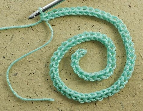 How to make tail end foundation chain, a more stable version of foundation chain for crochet. How to make it and how long your tail needs to be! Crochet Chain Stitch, Different Crochet Stitches, Foundation Single Crochet, Advanced Crochet, Slip Knot, Stunning Hairstyles, Crochet Chain, Crochet Lessons, Christmas Crochet Patterns