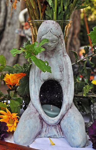 Escultura/Vela Spiritual Pottery Ideas, Spiritual Pottery, Diy Garden Sculpture, Small Altar Ideas, Spiritual Sculpture, Spiritual Garden, Woman Sculpture, Unique Desk, Pagan Crafts