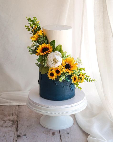 Blue Sunflower Wedding, Sunflower Wedding Cake, Sunflower Cake, 18th Cake, Flower Season, Sunflower Bridal Shower, Dreamy Wedding Dress, Fall Wedding Cakes, Simple Wedding Cake