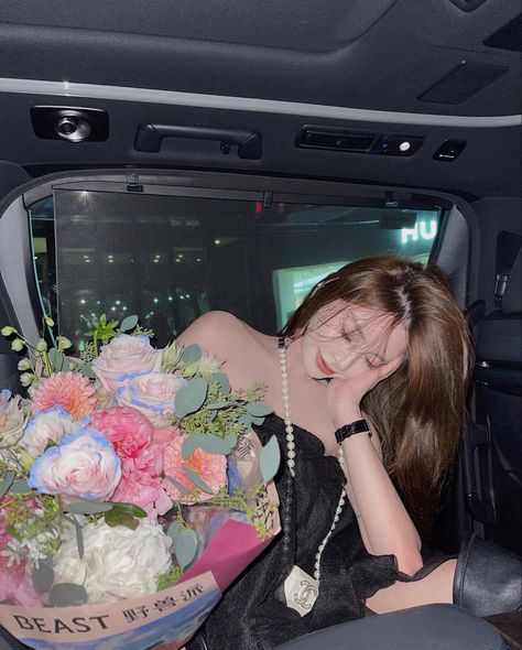 Night Aesthetic Flowers, Bouquet Black Dress, Black Dress Photoshoot, Aesthetic Flowers Bouquet, Dress Photoshoot, Car Photo, Aesthetic Flowers, Photo Idea, Night Aesthetic