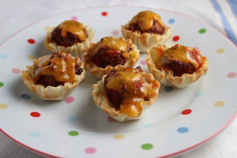 Filo Meatball Bites Meatball Cups, Meatball Bites, Meatball Parmesan, Parmesan Cups, Cheese Triangles, Savory Meatballs, Appetizer Buffet, Phyllo Pastry, Phyllo Cups