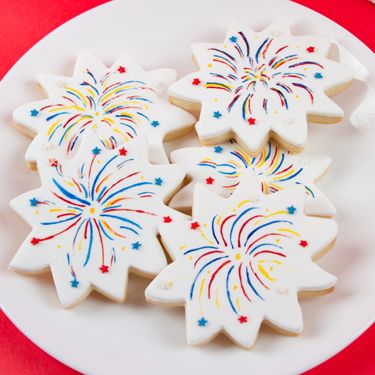 Firework Cookies Fireworks Cookies, Patriotic Sugar Cookies, Patriotic Cookies, Decorate Cookies, Patriotic Desserts, 4th Of July Cake, 4th Of July Desserts, Cake Candy, Decorating Cookies