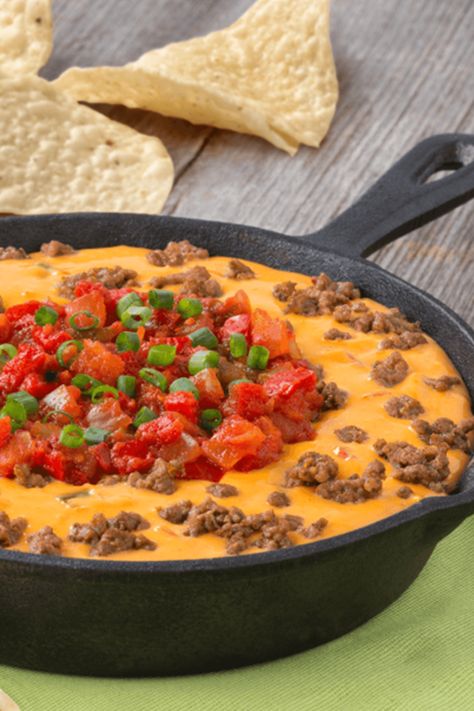 Dip into this delicious goodness made with Tostitos® Salsa Con Queso, Tostitos® Chunky Salsa, Tostitos® Cantina Traditional Tortilla Chips, lean ground beef, taco seasoning blend and green onion. Tostitos Salsa Con Queso Recipe, Recipes Using Flour, Beef Taco Seasoning, Ground Beef Taco Seasoning, Pizza Spaghetti, Ground Beef Taco, Baked Pizza, Jarred Salsa, Simple Dishes