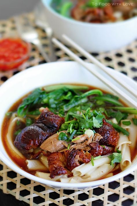 Duck Noodle Soup, Duck Soup, Laos Food, Roast Duck, Asian Soup, Duck Recipes, Thai Dishes, Noodle Soup Recipes, Bowl Of Soup