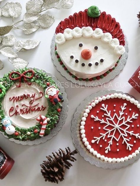 Christmas Cupcake Aesthetic, Tiny Christmas Cakes, Bento Christmas Cake Design, Christmas Cakes Aesthetic, Christmas Mini Cakes Decorating, Christmas Mini Cake Designs, Mini Christmas Cake Decorating Ideas, Christmas Bento Cake Ideas, Bento Cake Christmas Design